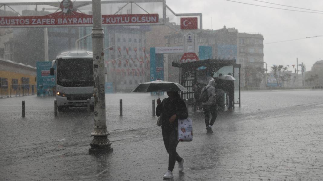 İstanbul'da sağanak sele dönüştü: İstinat duvarı çöktü, yollar göle döndü... 6